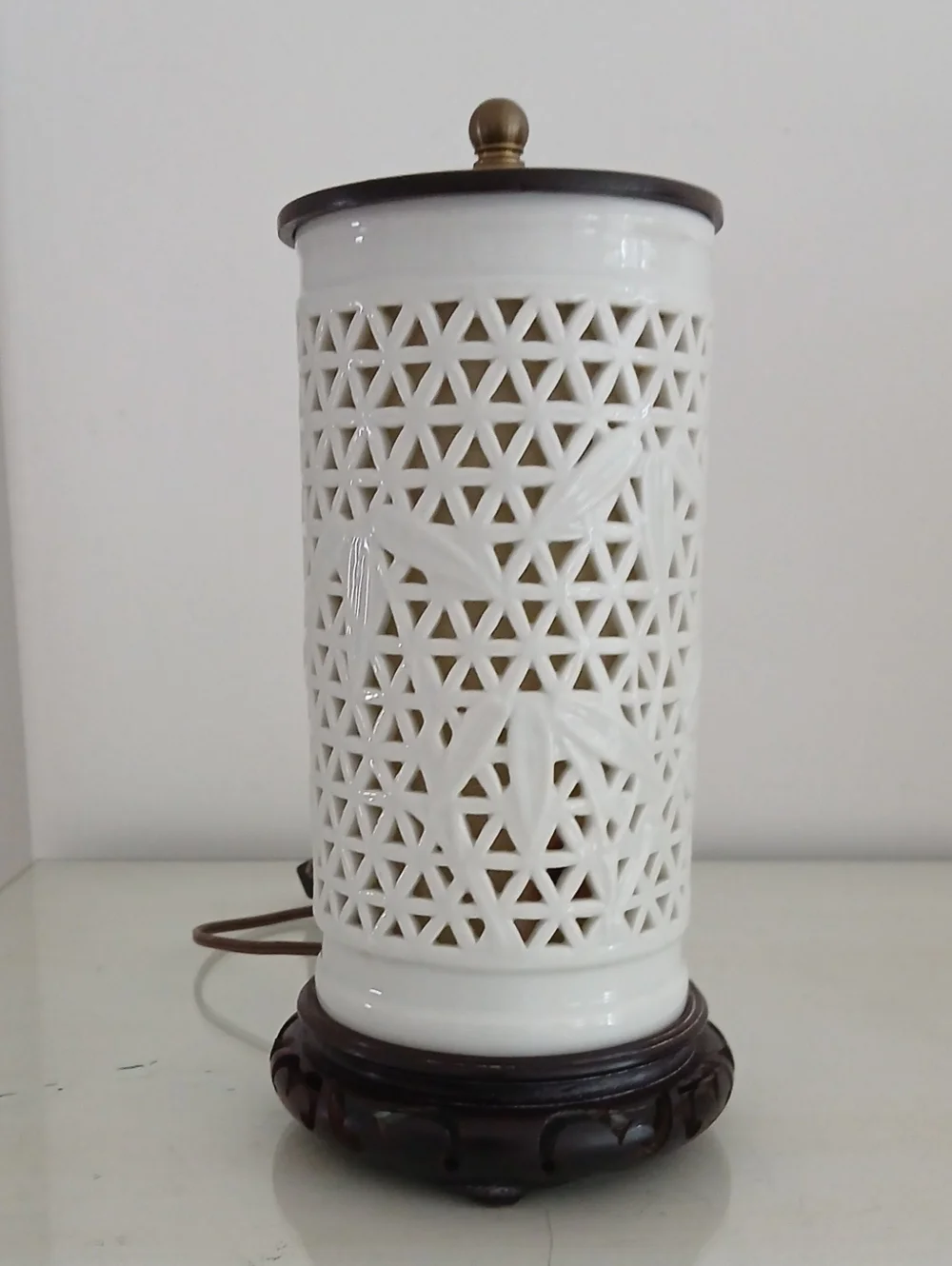 Vintage Open Lattice Bamboo Leaf Cylinder White Porcelain Table Nightlight Lamp
